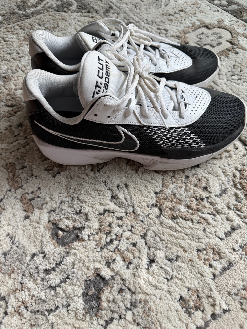 Nike Men’s GT cut basketball Black and White Training Sneakers